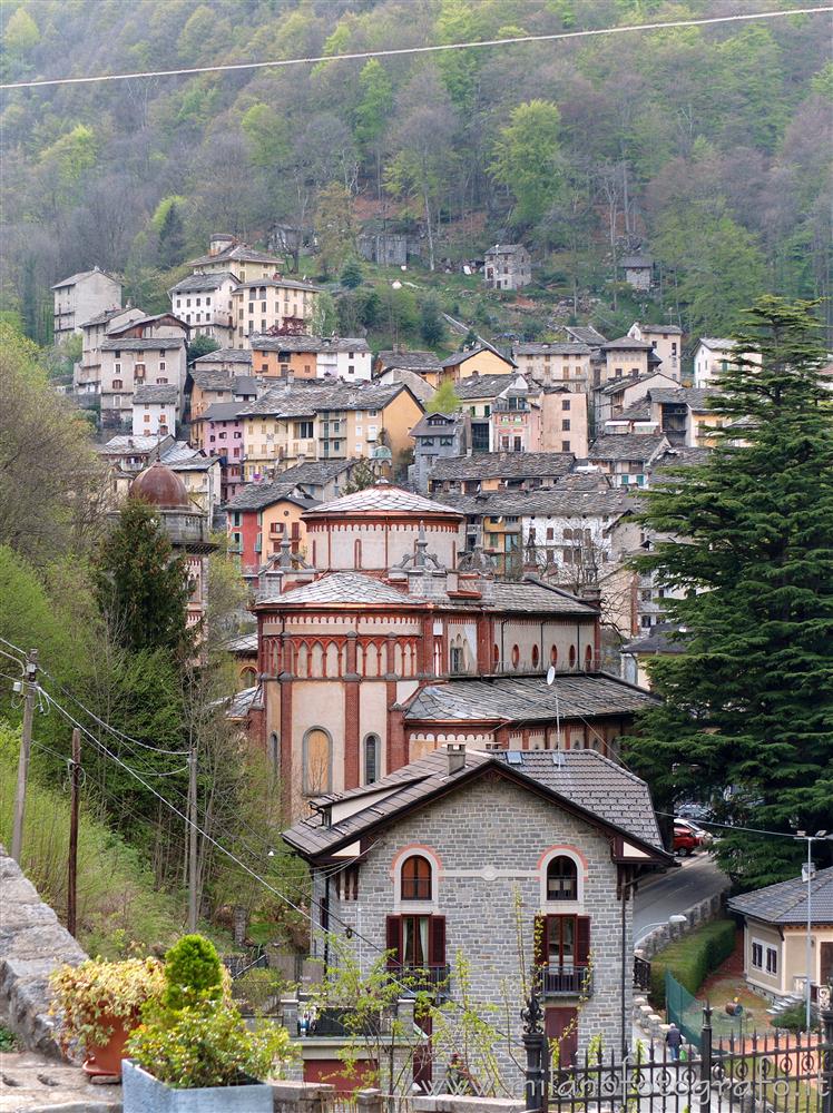 Rosazza (Biella) - Il paese visto dalla salita per la frazione Beccara